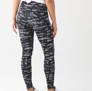 Like New Lululemon Graf Black and White full length Wunder Unders size 6